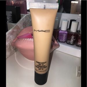 Studio sculpt SPF 15 MAC foundation, NC42